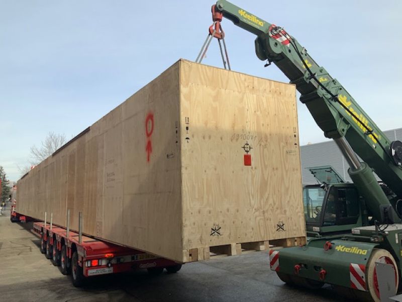 Große Kisten für schwere Maschinen