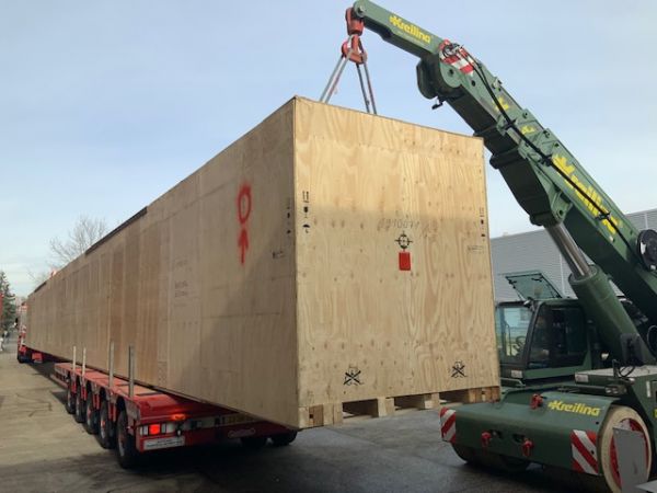 Große Kisten für schwere Maschinen