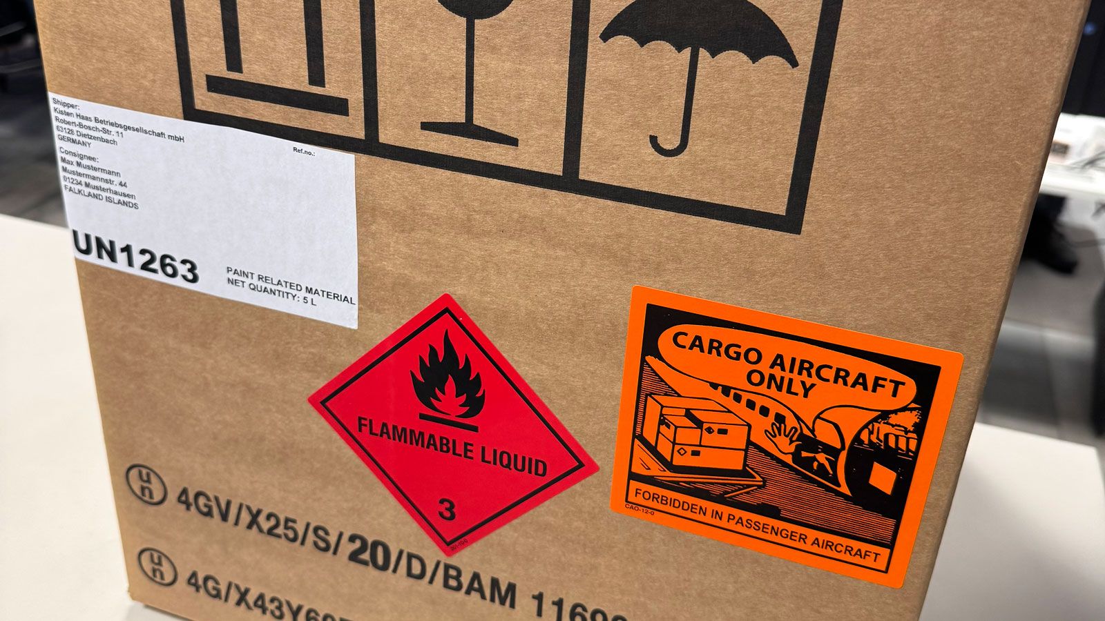 Gefahrenmarkierungen- und Labels auf Verpackung