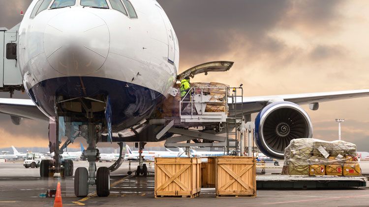 Flugzeug nimmt Fracht auf